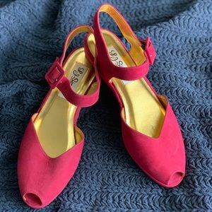 Adorable pink sandals size 7.5